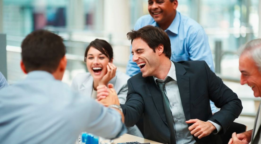 دور الفكاهة في زيادة المبيعات وتعزيز الثقة مع العملاء