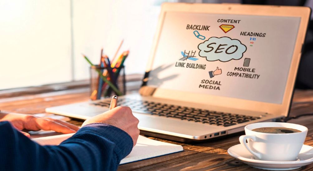 10 من أفضل إستراتيجيات التسويق الرقمي 2025 استخدم تحسين محركات البحث (SEO)