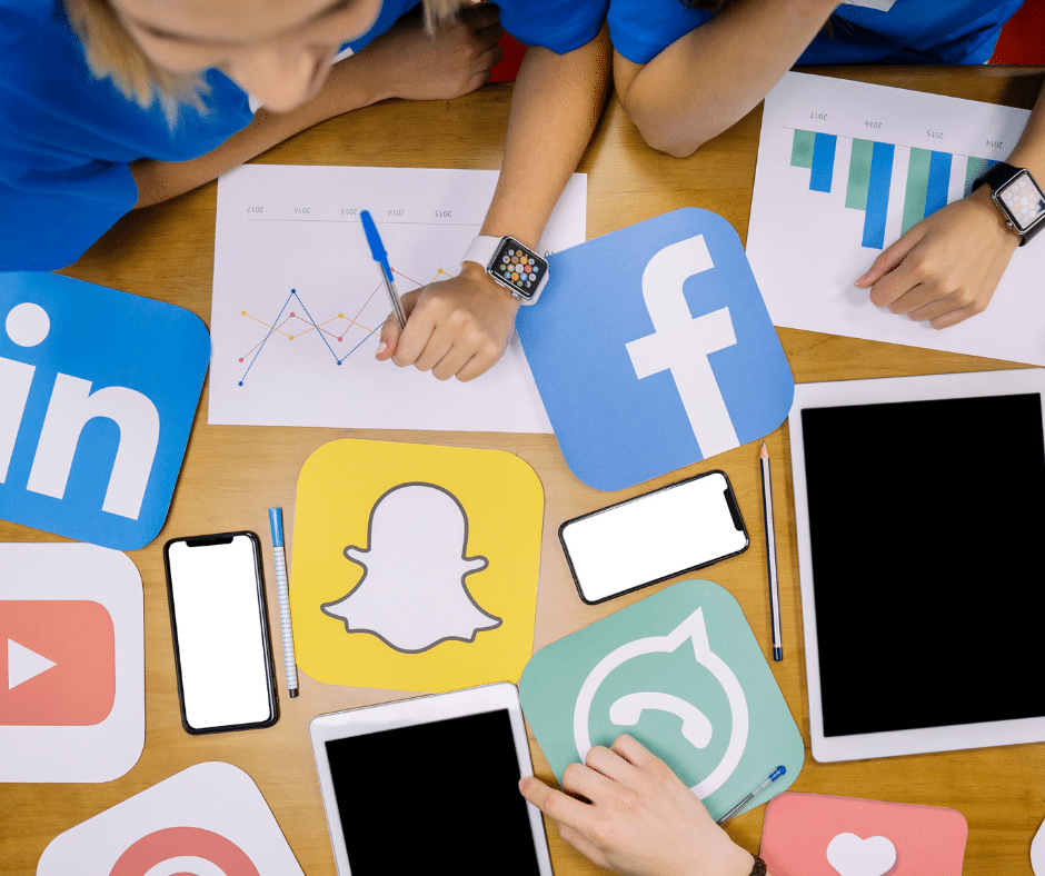 كم عدد مواقع وتطبيقات التواصل الاجتماعي حول العالم اليوم؟