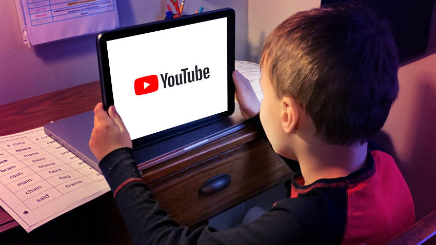 طفل يشاهد فيديو على اليوتيوب